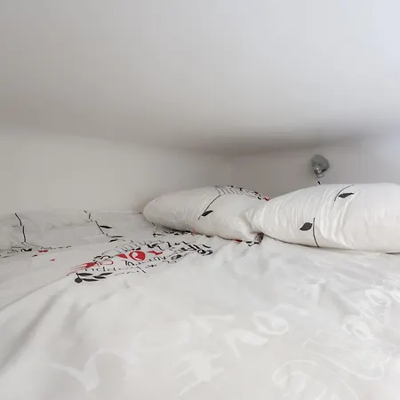 Small - Porte Maillot Apartment